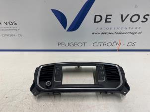 Gebruikte Radiobedienings paneel Opel Vivaro 1.5 CDTI 102 Prijs € 70,00 Margeregeling aangeboden door De Vos Autodemontagebedrijf