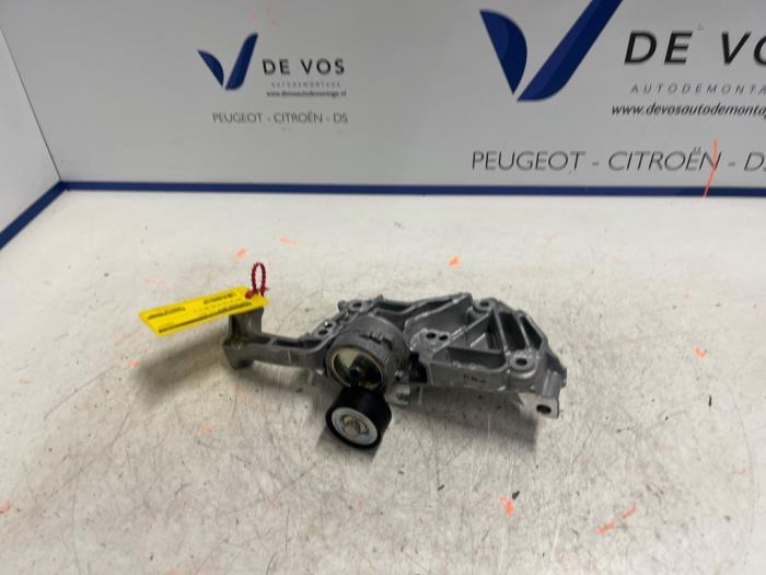 Gebruikte Dynamosteun onder Opel Grandland (X) 1.2 Turbo 12V Prijs € 60,00 Margeregeling aangeboden door De Vos Onderdelen