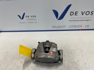 Gebruikte Remklauw (Tang) rechts-voor Peugeot Expert (VA/VB/VE/VF/VY) 1.5 BlueHDi 120 Prijs € 60,00 Margeregeling aangeboden door De Vos Autodemontagebedrijf