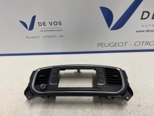 Gebruikte Radiobedienings paneel Peugeot Expert (VA/VB/VE/VF/VY) 1.5 BlueHDi 120 Prijs € 70,00 Margeregeling aangeboden door De Vos Autodemontagebedrijf
