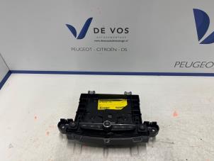 Gebruikte Radiobedienings paneel Opel Crossland (X) 1.2 Turbo 12V Prijs € 450,00 Margeregeling aangeboden door De Vos Onderdelen