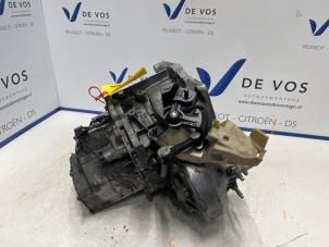 Gebruikte Versnellingsbak Peugeot 208 II (UB/UH/UP) 1.2 Vti 12V PureTech 100 Prijs € 950,00 Margeregeling aangeboden door De Vos Onderdelen