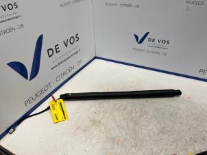 Gebruikte Kofferdekseldemper rechts-achter Peugeot 308 SW (F4/FC/FN/FR) 1.2 PureTech Hybrid 136 Prijs € 135,00 Margeregeling aangeboden door De Vos Onderdelen