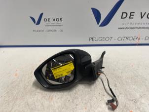 Gebruikte Spiegel Buiten links Peugeot 208 I (CA/CC/CK/CL) 1.2 Vti 12V PureTech 82 Prijs € 70,00 Margeregeling aangeboden door De Vos Onderdelen