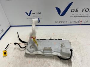 Gebruikte Ruitensproeiertank voor Opel Combo Life/Tour 1.2 110 Prijs € 55,00 Margeregeling aangeboden door De Vos Onderdelen