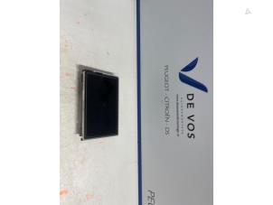 Gebruikte Display Interieur Peugeot 2008 (CU) 1.2 12V e-THP PureTech 110 Prijs € 250,00 Margeregeling aangeboden door De Vos Onderdelen