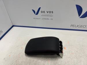 Gebruikte Armleuning Peugeot 308 (L3/L8/LB/LH/LP) 1.2 12V e-THP PureTech 130 Prijs € 80,00 Margeregeling aangeboden door De Vos Onderdelen