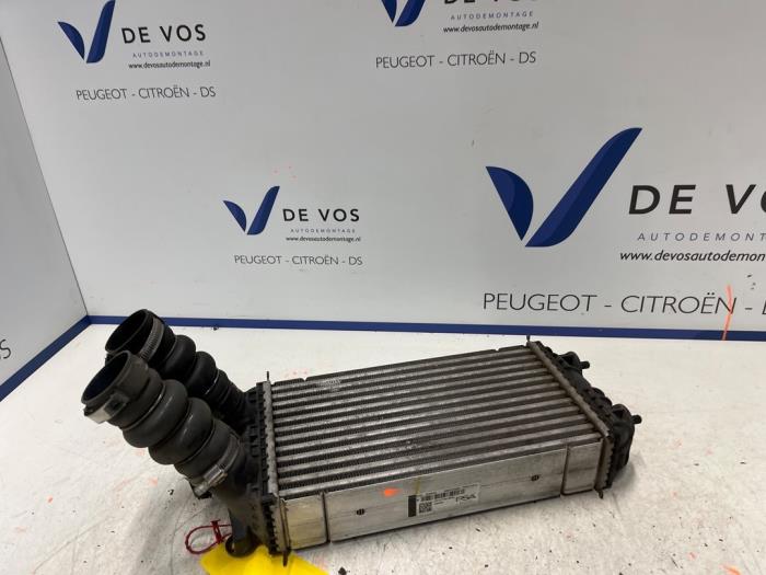 Gebruikte Intercooler Opel Corsa F (UB/UH/UP) 1.2 Turbo 12V 100 Prijs € 90,00 Margeregeling aangeboden door De Vos Onderdelen