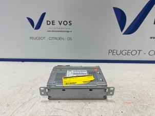 Gebruikte Radio Peugeot 2008 (CU) 1.2 12V e-THP PureTech 110 Prijs € 450,00 Margeregeling aangeboden door De Vos Onderdelen