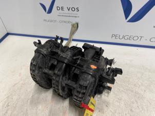 Gebruikte Inlaatspruitstuk Peugeot 108 Prijs € 160,00 Margeregeling aangeboden door De Vos Onderdelen