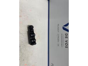 Gebruikte Combischakelaar ramen Citroen C5 Aircross I (A4/AC/AJ/AR) 1.2 e-THP PureTech 130 Prijs € 80,00 Margeregeling aangeboden door De Vos Onderdelen