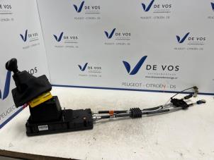 Gebruikte Schakelkabel Versnellingsbak Peugeot 308 SW (F4/FC/FN/FR) 1.5 Blue HDi 130 16V Prijs € 180,00 Margeregeling aangeboden door De Vos Onderdelen
