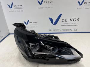 Gebruikte Koplamp rechts Peugeot 3008 II (M4/MC/MJ/MR) 1.2 12V PureTech Hybrid 48V Prijs € 750,00 Margeregeling aangeboden door De Vos Onderdelen