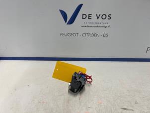 Gebruikte Handrem schakelaar Peugeot 208 II (UB/UH/UP) 1.2 Vti 12V PureTech 100 Prijs € 80,00 Margeregeling aangeboden door De Vos Onderdelen