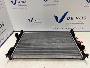 Gebruikte Radiateur Peugeot 3008 II (M4/MC/MJ/MR) 1.6 16V Hybrid4 Prijs € 225,00 Margeregeling aangeboden door De Vos Onderdelen