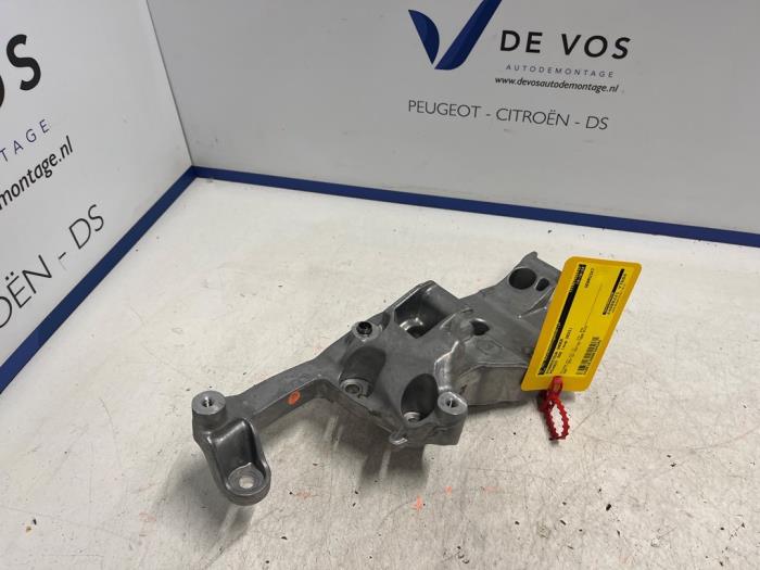 Gebruikte Dynamosteun onder Peugeot 508 SW (F4/FC/FJ/FR) 1.2 12V PureTech 12V Prijs € 60,00 Margeregeling aangeboden door De Vos Onderdelen