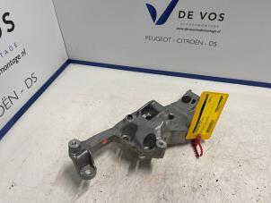 Gebruikte Dynamosteun onder Peugeot 508 SW (F4/FC/FJ/FR) 1.2 12V PureTech 12V Prijs € 60,00 Margeregeling aangeboden door De Vos Onderdelen