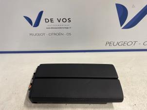 Gebruikte Armleuning Peugeot 308 (F3/FB/FH/FM/FP) 1.2 PureTech Hybrid 136 Prijs € 80,00 Margeregeling aangeboden door De Vos Onderdelen