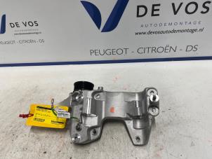 Gebruikte Dynamosteun onder Peugeot 3008 II (M4/MC/MJ/MR) 1.6 16V HYbrid 225 Prijs € 55,00 Margeregeling aangeboden door De Vos Onderdelen