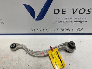 Gebruikte Reactiestang links-achter Peugeot 3008 II (M4/MC/MJ/MR) 1.6 16V HYbrid 225 Prijs € 55,00 Margeregeling aangeboden door De Vos Onderdelen