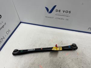 Gebruikte Reactiestang links-achter Peugeot 3008 II (M4/MC/MJ/MR) 1.6 16V HYbrid 225 Prijs € 35,00 Margeregeling aangeboden door De Vos Onderdelen