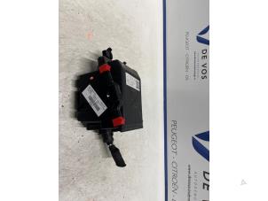 Gebruikte Relais Houder Peugeot 3008 II (M4/MC/MJ/MR) 1.6 16V HYbrid 225 Prijs € 30,00 Margeregeling aangeboden door De Vos Onderdelen