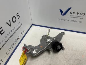 Gebruikte Dynamosteun onder Peugeot 508 (F3/FB/FH/FP) 1.6 16V Hybrid 180 Prijs € 55,00 Margeregeling aangeboden door De Vos Onderdelen