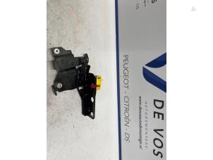 Gebruikte Motorkap Scharnier DS Automobiles DS 4 1.2 12V Hybrid 136 Prijs € 45,00 Margeregeling aangeboden door De Vos Onderdelen