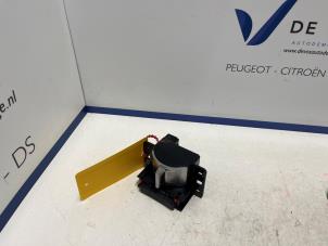 Gebruikte Versnellingspook Peugeot 508 (F3/FB/FH/FP) 1.6 16V Hybrid 180 Prijs € 80,00 Margeregeling aangeboden door De Vos Onderdelen