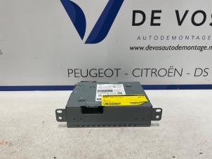 Gebruikte Radio Peugeot 3008 II (M4/MC/MJ/MR) 1.6 16V HYbrid 225 Prijs € 500,00 Margeregeling aangeboden door De Vos Onderdelen