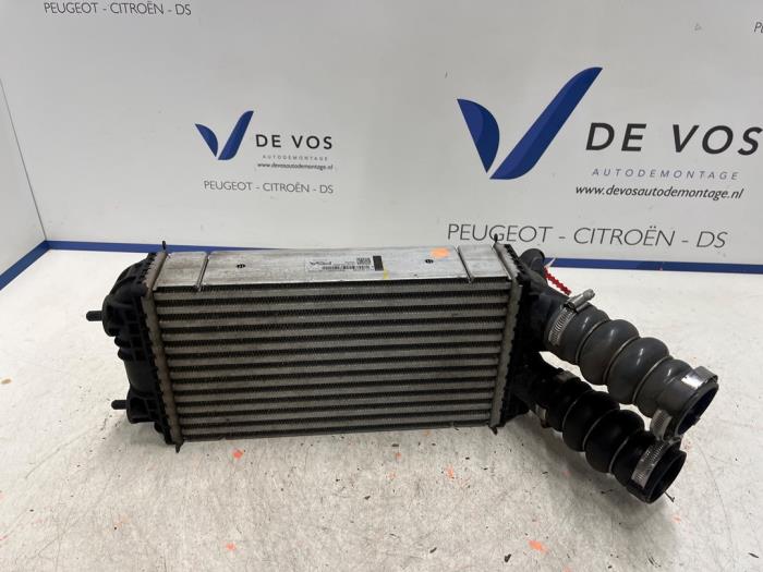 Gebruikte Intercooler Opel Corsa F (UB/UH/UP) 1.2 Turbo 12V 100 Prijs € 90,00 Margeregeling aangeboden door De Vos Onderdelen