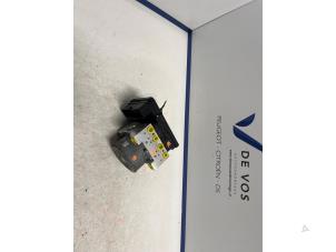 Gebruikte ABS Pomp Peugeot 208 II (UB/UH/UP) 1.2 Vti 12V PureTech 100 Prijs € 250,00 Margeregeling aangeboden door De Vos Onderdelen