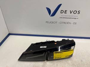 Gebruikte Achterlicht rechts Peugeot 308 (F3/FB/FH/FM/FP) 1.2 PureTech Hybrid 136 Prijs € 115,00 Margeregeling aangeboden door De Vos Onderdelen