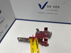 Gebruikte Motorkap Scharnier Peugeot 408 1.2 Hybrid 136 Prijs € 45,00 Margeregeling aangeboden door De Vos Onderdelen
