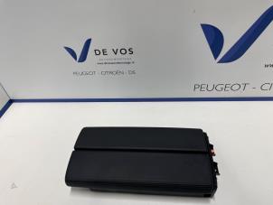 Gebruikte Armleuning Peugeot 308 (F3/FB/FH/FM/FP) 1.5 Blue HDi 130 16V Prijs € 80,00 Margeregeling aangeboden door De Vos Onderdelen