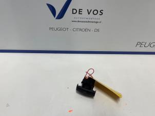 Gebruikte Schakelaar handrem Citroen C6 (TD) 3.0 HDiF V6 24V Prijs € 20,00 Margeregeling aangeboden door De Vos Onderdelen