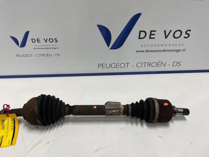 Gebruikte Aandrijfas links-voor Peugeot RCZ (4J) 1.6 16V THP Prijs € 90,00 Margeregeling aangeboden door De Vos Onderdelen
