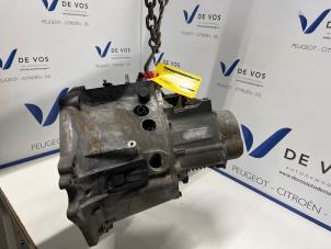 Gebruikte Versnellingsbak Peugeot 2008 (CU) 1.6 Blue HDi 100 Prijs € 400,00 Margeregeling aangeboden door De Vos Onderdelen