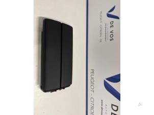 Gebruikte Armleuning Peugeot 308 SW (F4/FC/FN/FR) 1.2 12V PureTech 130 Prijs € 80,00 Margeregeling aangeboden door De Vos Onderdelen