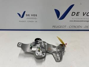 Gebruikte Dynamosteun onder Peugeot 408 1.6 16V HYbrid 225 Prijs € 55,00 Margeregeling aangeboden door De Vos Onderdelen