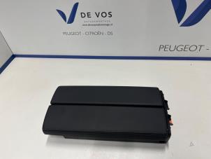 Gebruikte Armleuning Peugeot 408 1.6 16V HYbrid 225 Prijs € 90,00 Margeregeling aangeboden door De Vos Onderdelen