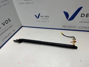 Gebruikte Kofferdekseldemper links-achter Peugeot 408 1.6 16V HYbrid 225 Prijs € 115,00 Margeregeling aangeboden door De Vos Onderdelen