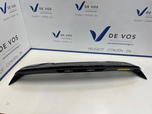 Gebruikte Spoiler Peugeot 208 II (UB/UH/UP) 1.2 Vti 12V PureTech 100 Prijs € 200,00 Margeregeling aangeboden door De Vos Onderdelen