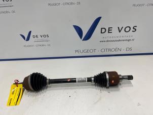 Gebruikte Aandrijfas links-voor Peugeot 208 II (UB/UH/UP) 1.2 Vti 12V PureTech 100 Prijs € 135,00 Margeregeling aangeboden door De Vos Onderdelen