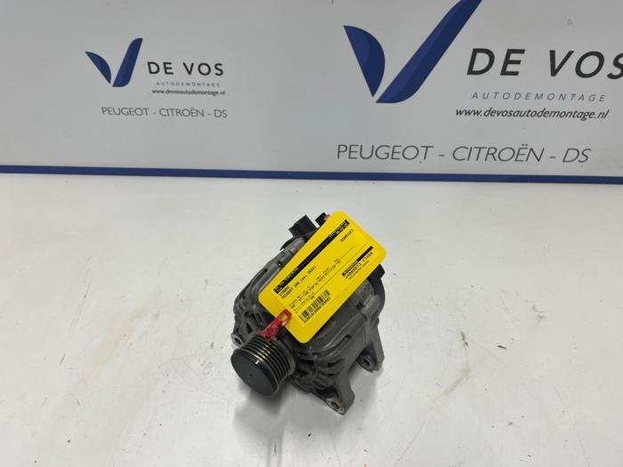 Gebruikte Dynamo Peugeot 208 II (UB/UH/UP) 1.2 Vti 12V PureTech 100 Prijs € 100,00 Margeregeling aangeboden door De Vos Onderdelen
