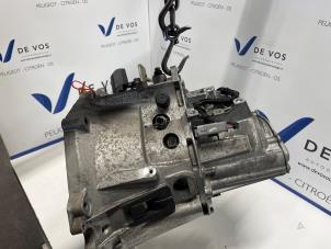 Gebruikte Versnellingsbak Peugeot 208 II (UB/UH/UP) 1.2 Vti 12V PureTech 100 Prijs € 1.150,00 Margeregeling aangeboden door De Vos Onderdelen