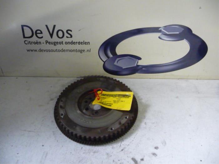 Gebruikte Vliegwiel Peugeot 206 (2A/C/H/J/S) 1.4 XR,XS,XT,Gentry Prijs € 55,00 Margeregeling aangeboden door De Vos Onderdelen