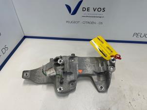 Gebruikte Dynamosteun onder Citroen C5 Aircross I (A4/AC/AJ/AR) 1.6 Hybrid 225 16V Prijs € 55,00 Margeregeling aangeboden door De Vos Onderdelen