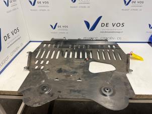 Gebruikte Motor Beschermplaat Citroen C5 Aircross I (A4/AC/AJ/AR) 2.0 Blue HDI 180 Prijs € 115,00 Margeregeling aangeboden door De Vos Onderdelen