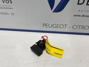 Gebruikte Schakelaar handrem Peugeot 5008 I (0A/0E) 1.6 HDiF 16V Prijs € 45,00 Margeregeling aangeboden door De Vos Onderdelen